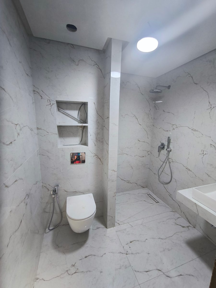 Salle de bain effet marbre blanc à douche italienne
