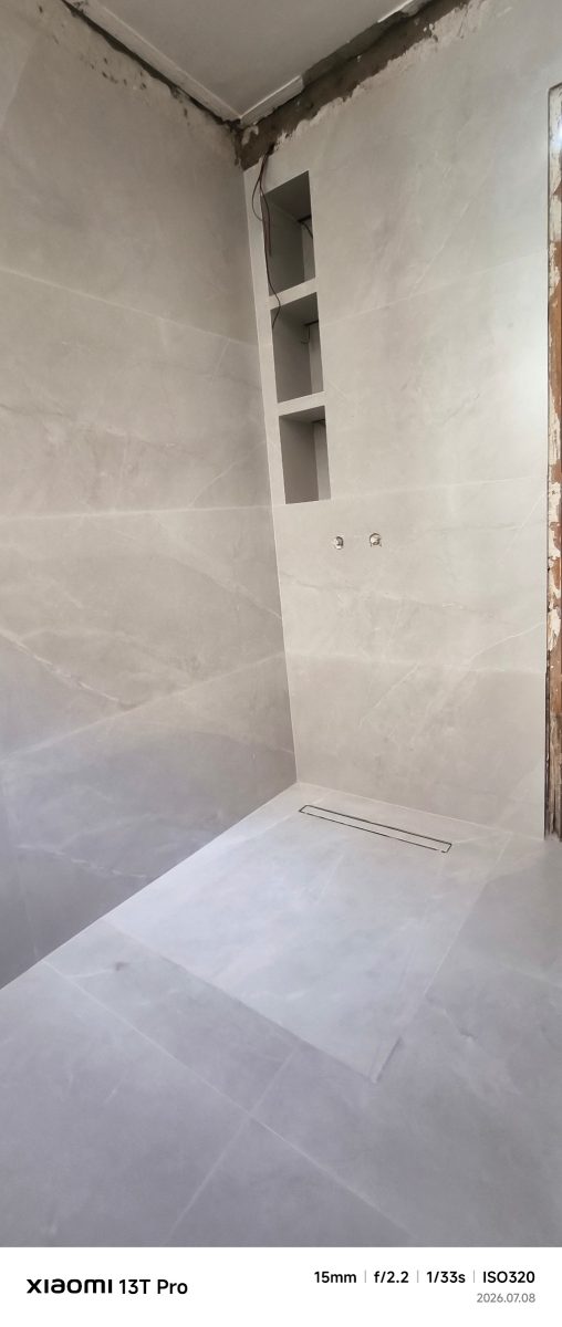 Douche effet marbre gris à niche verticale