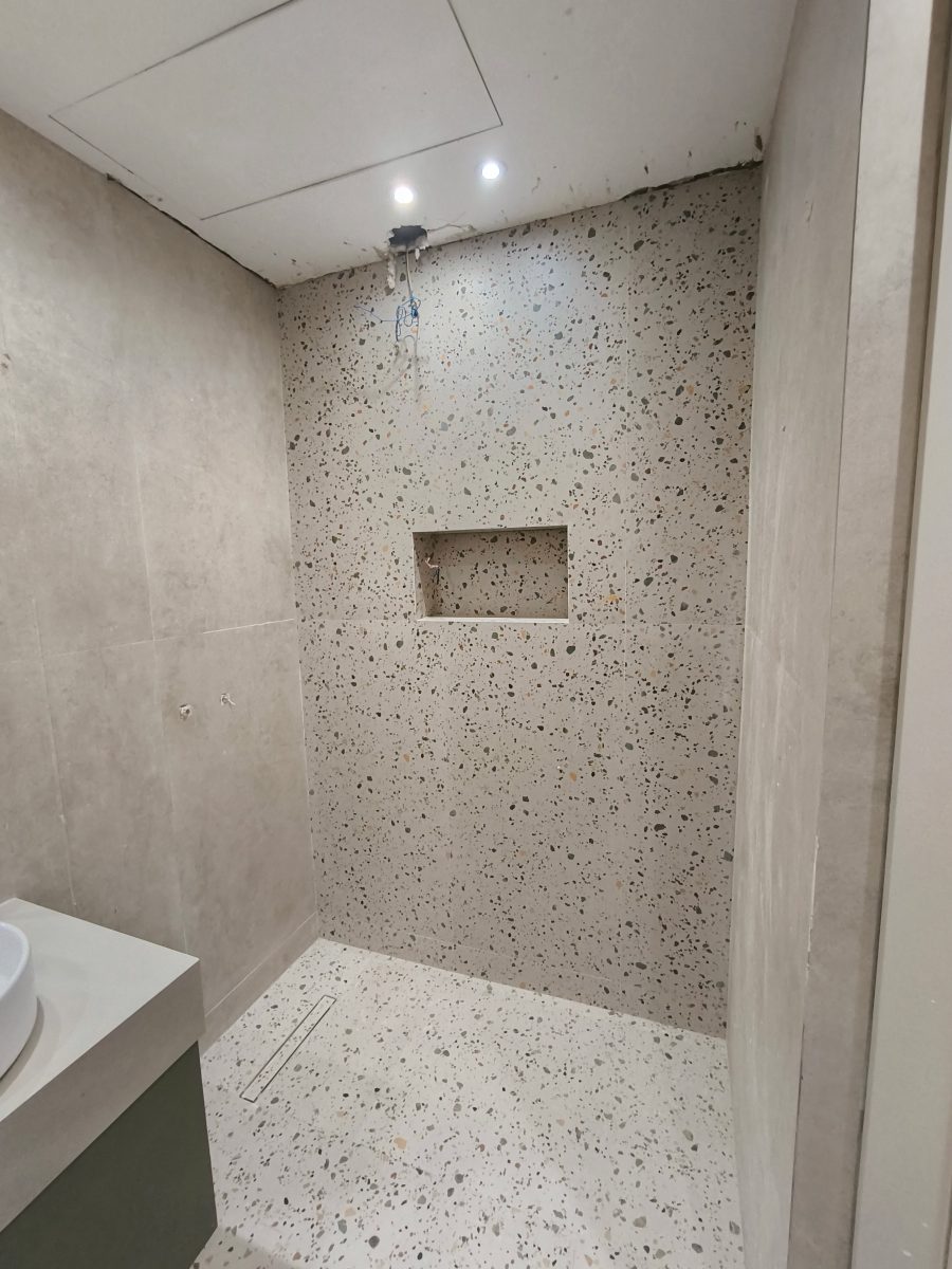 Douche effet terrazzo moucheté à niche encastrée