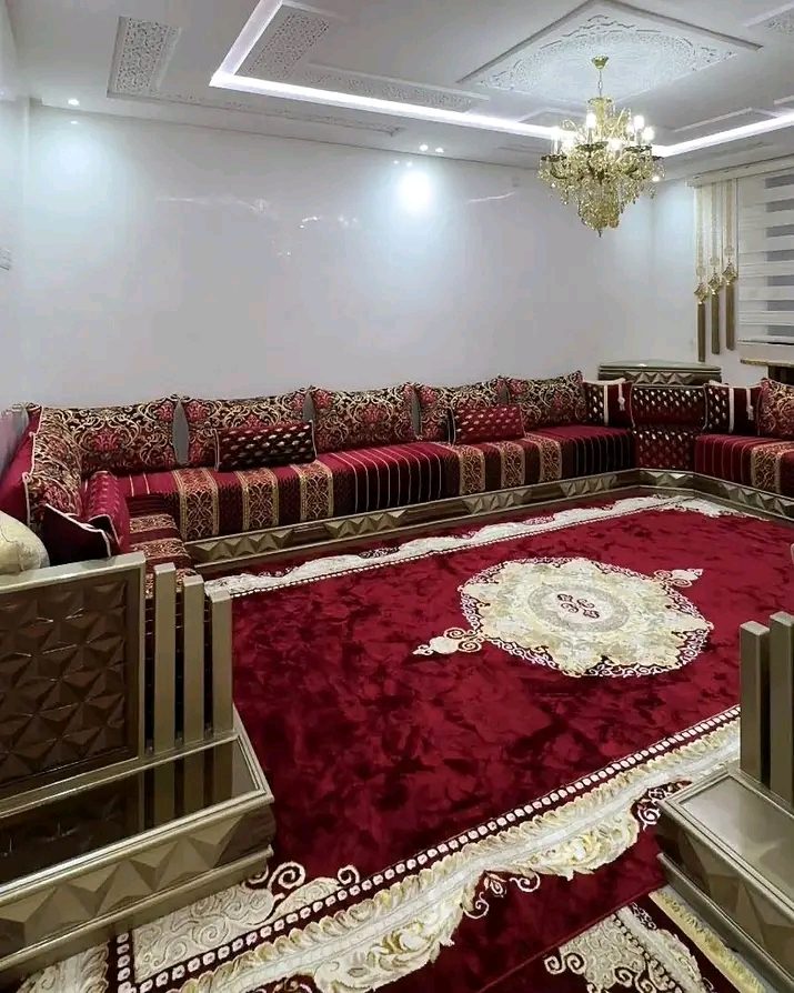 Salon marocain à sedari rouge et or et tapis à médaillon