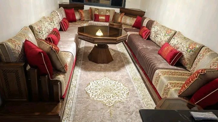 Salon marocain beige et bordeaux à tables octogonales