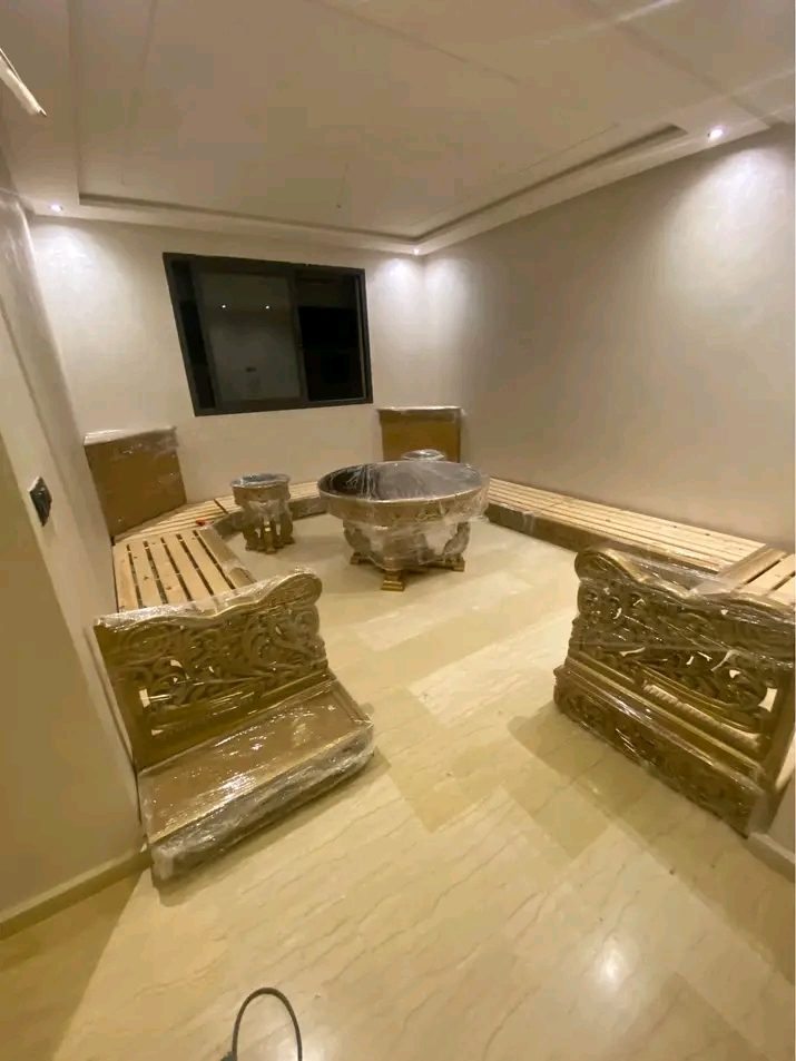 Salon marocain en cours d'installation, banquettes bois