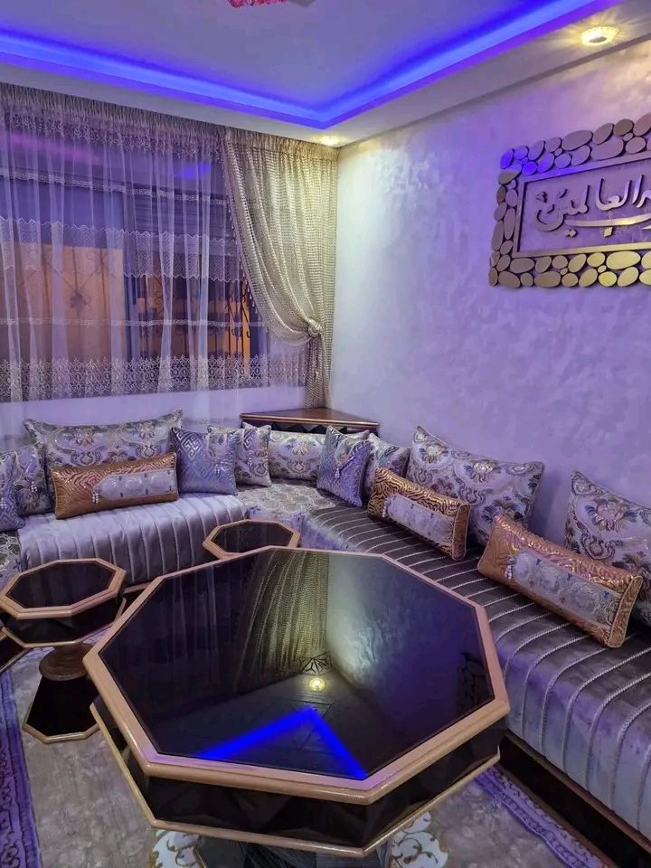 Salon marocain moderne à sedari cannelé gris et table rétro-éclairée