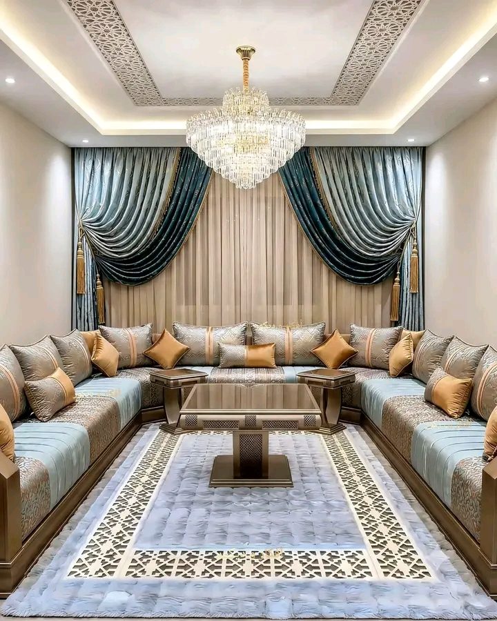 Salon marocain gris et or à lustre en cristal
