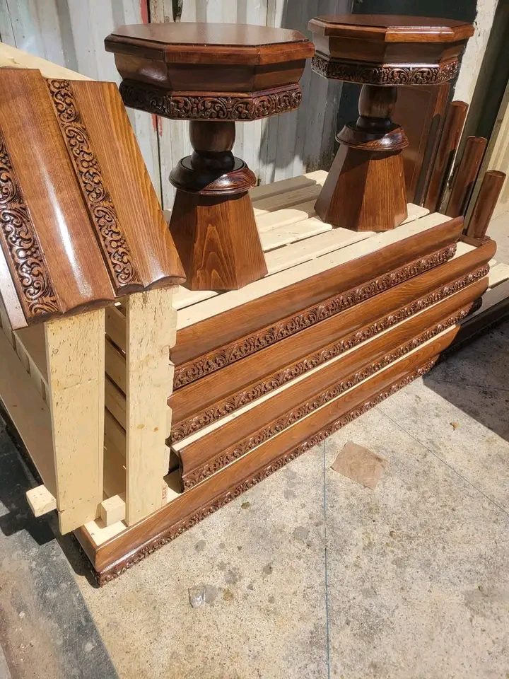 Gueridons octogonaux en noyer à frise sculptée dorée