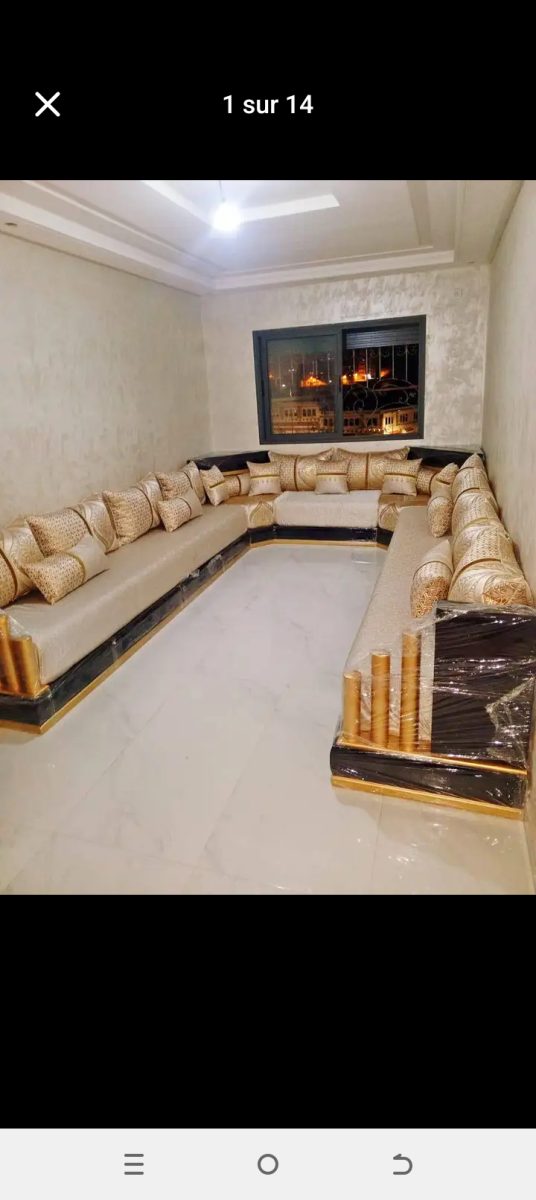 Salon marocain beige et or à coussins brochés