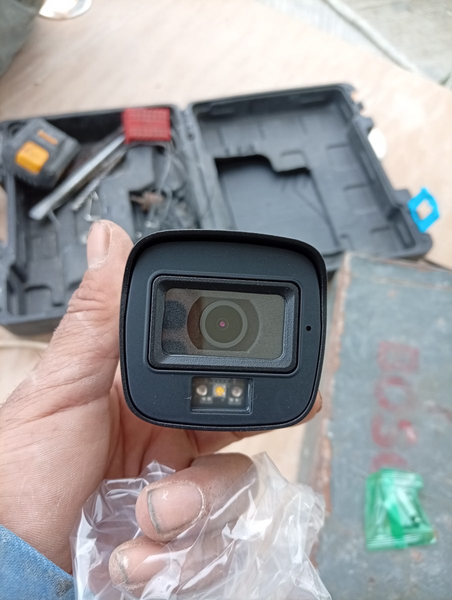 Caméra de surveillance tenue en main avant pose
