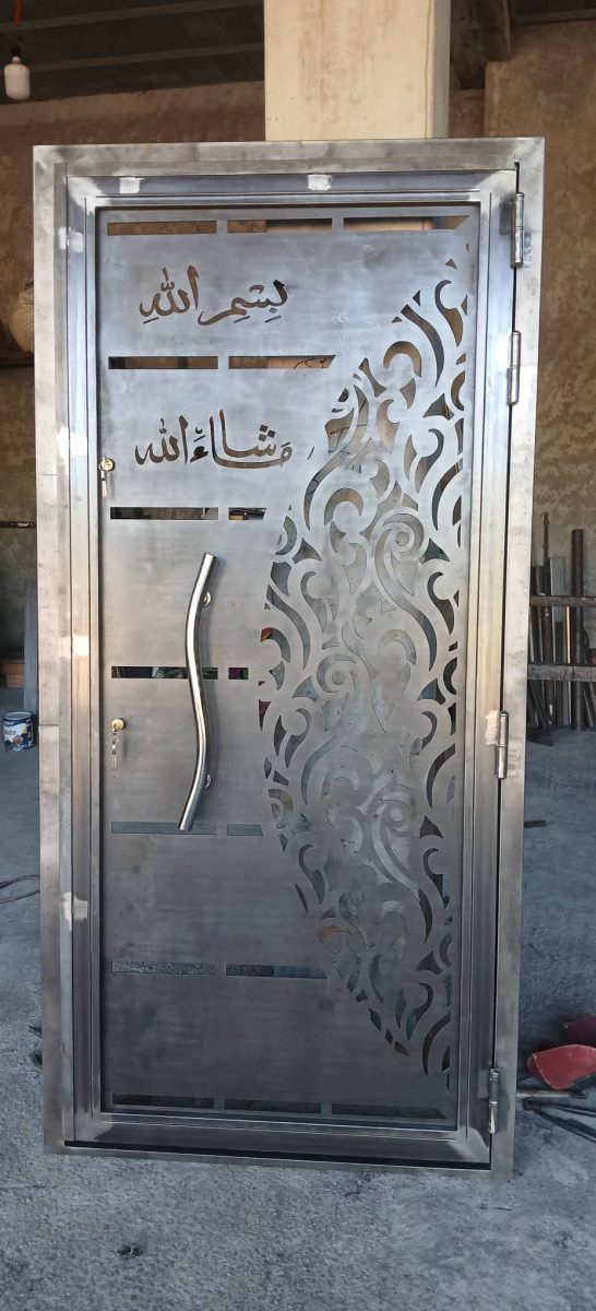 Porte d'entrée en inox à panneaux découpés arabesque
