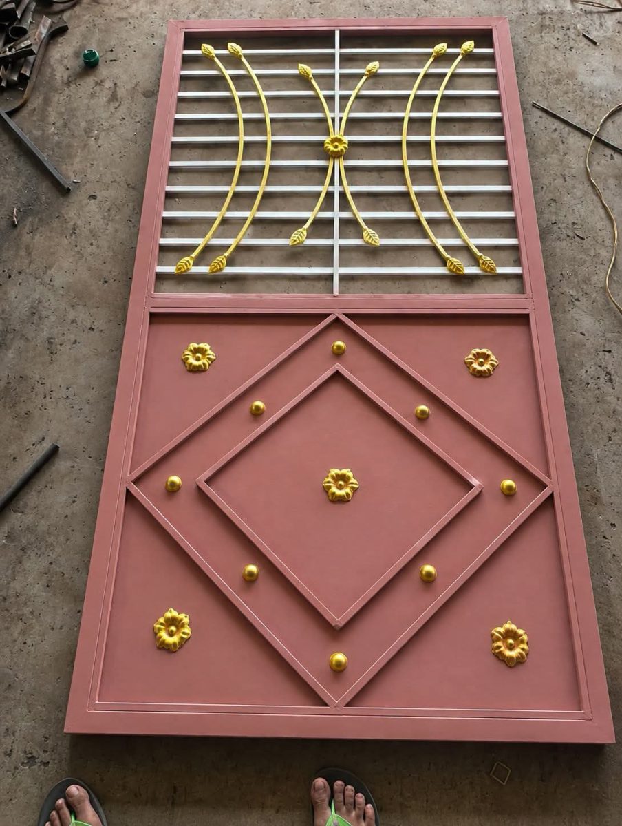 Panneau en acier rose à barreaux dorés en eventail