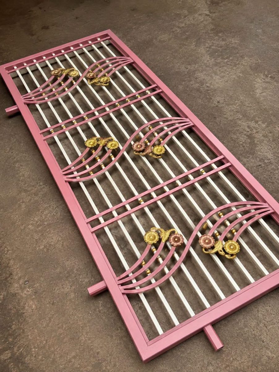Grille en fer forgé rose à vagues dorées et fleurs laiton