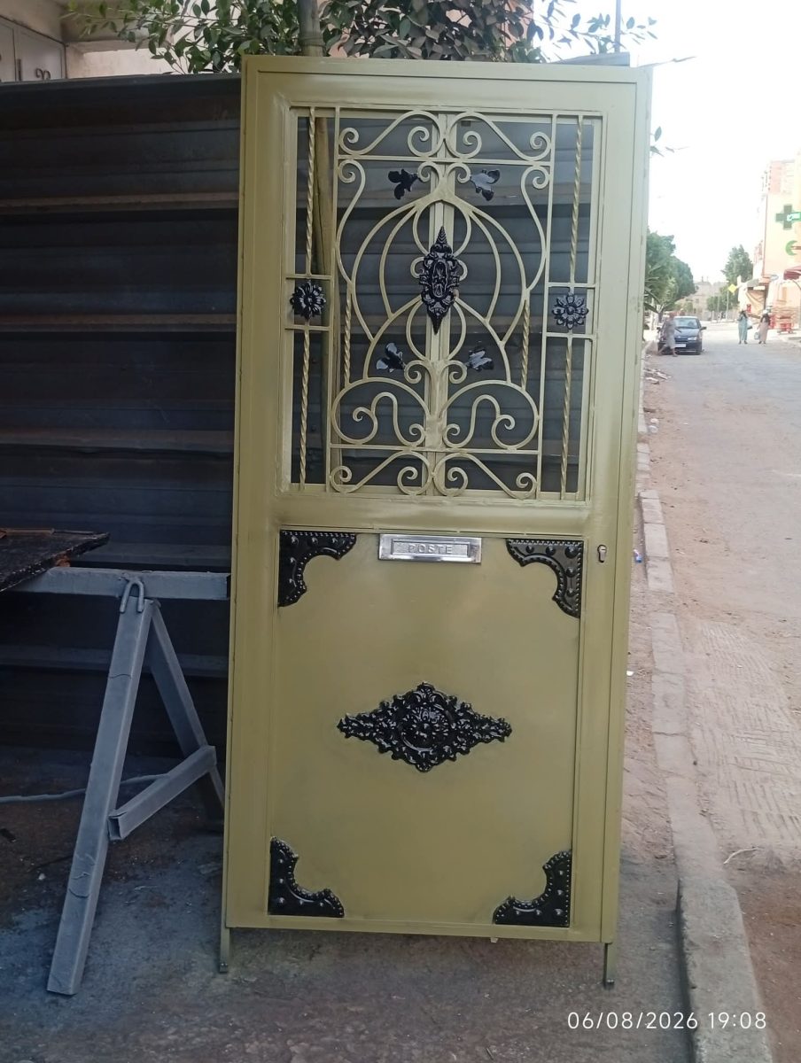 Porte d'entrée en acier olive à grille en fer forgé