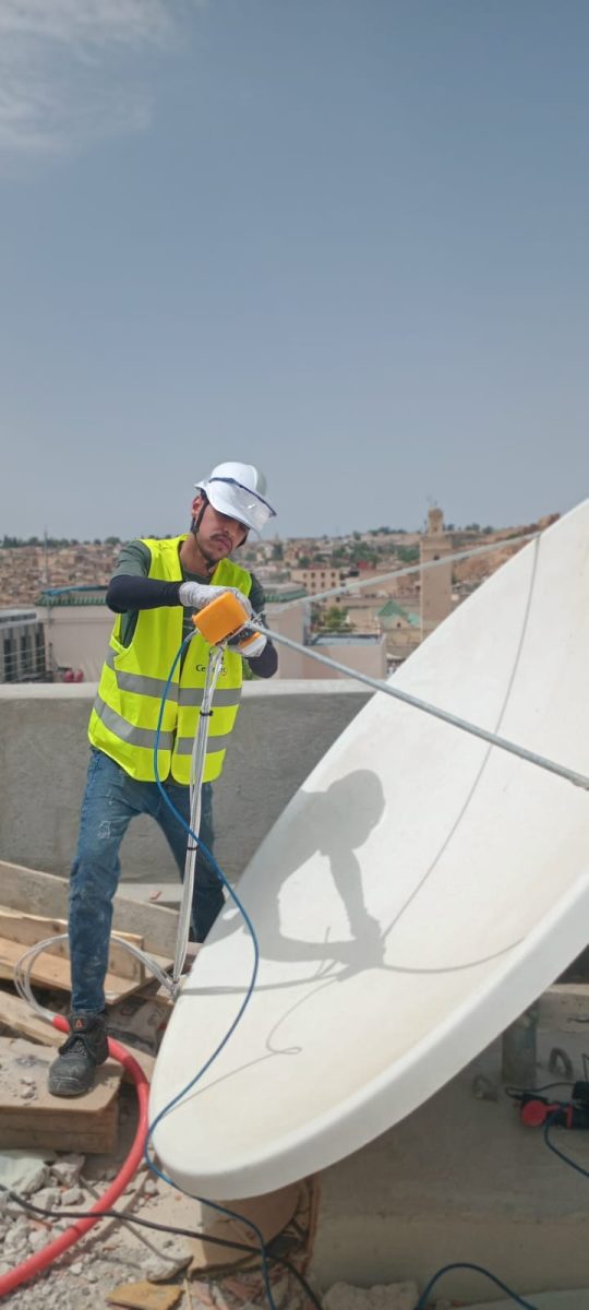Installation d'une antenne parabolique par un technicien
