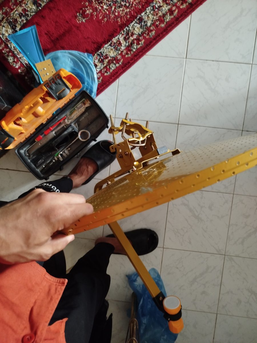 Assemblage d'un support de parabole avec caisse à outils