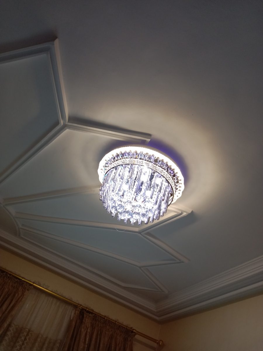 Plafond à décroché en etoile et plafonnier LED cristal