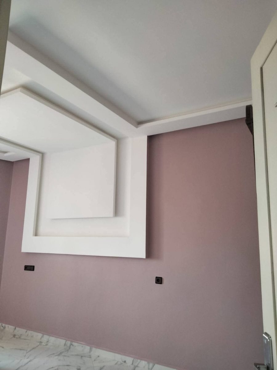 Faux plafond à décroché carré et mur peint vieux rose