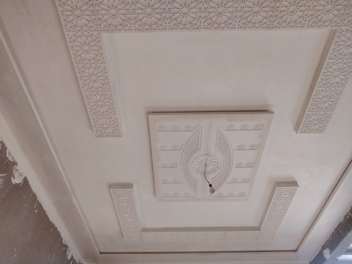 Plafond en plâtre sculpté à frises claustra et médaillon ovale