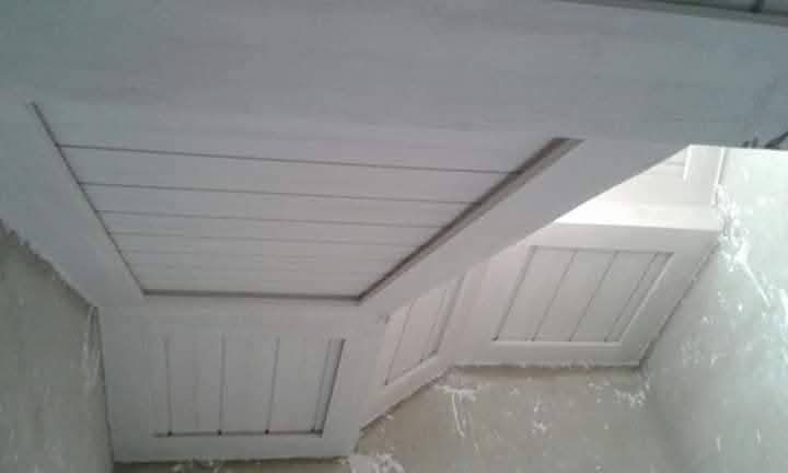 Plafond d'auvent en plâtre à rainures imitant le lambris