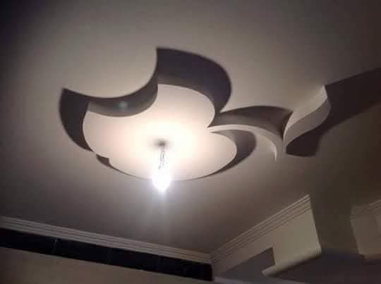 Faux plafond à motif floral en petales rétro-éclairé