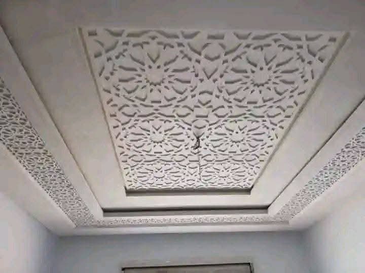 Faux plafond à panneau central en claustra ajouré zellige