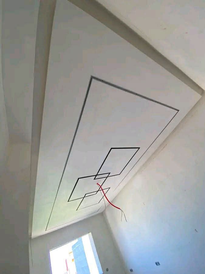 Faux plafond à cadres carrés concentriques rétro-éclairés, en cours
