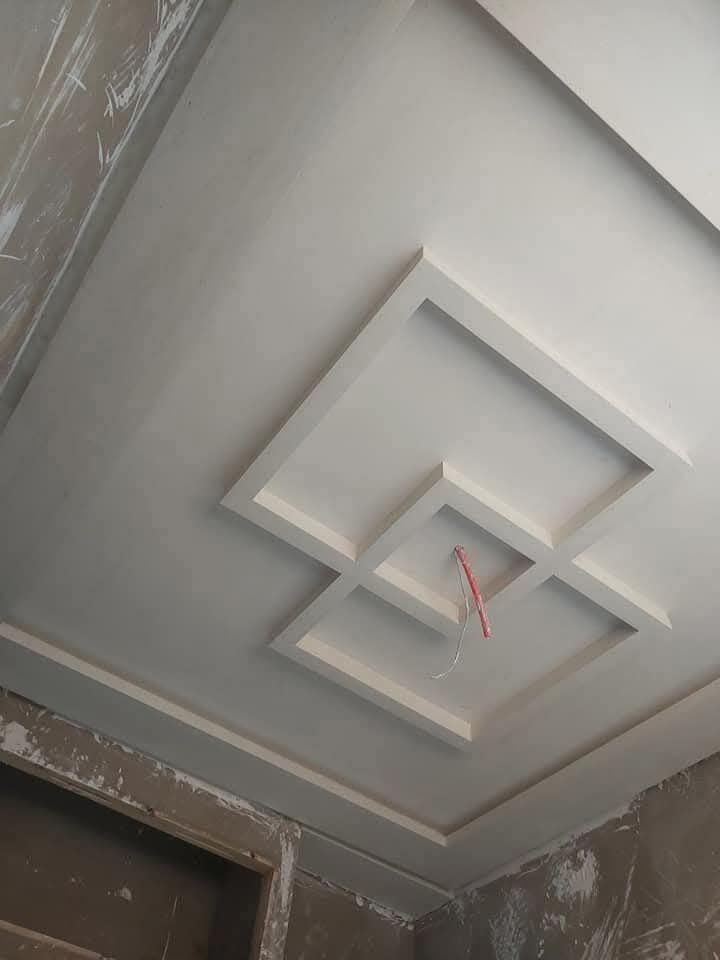 Faux plafond à cadres carrés concentriques en relief, en cours