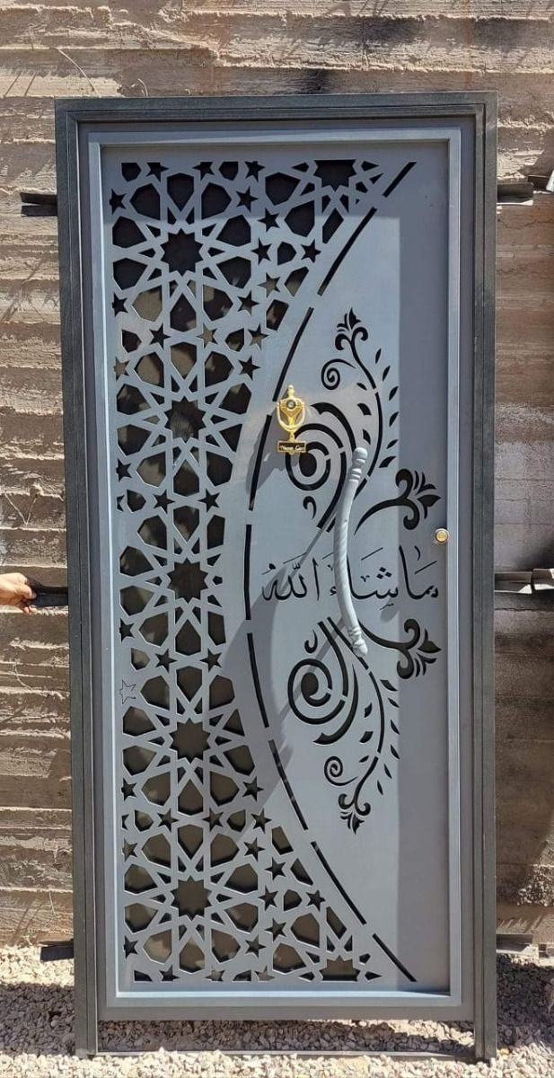 Porte d'entrée en acier à panneaux découpés zellige et calligraphie