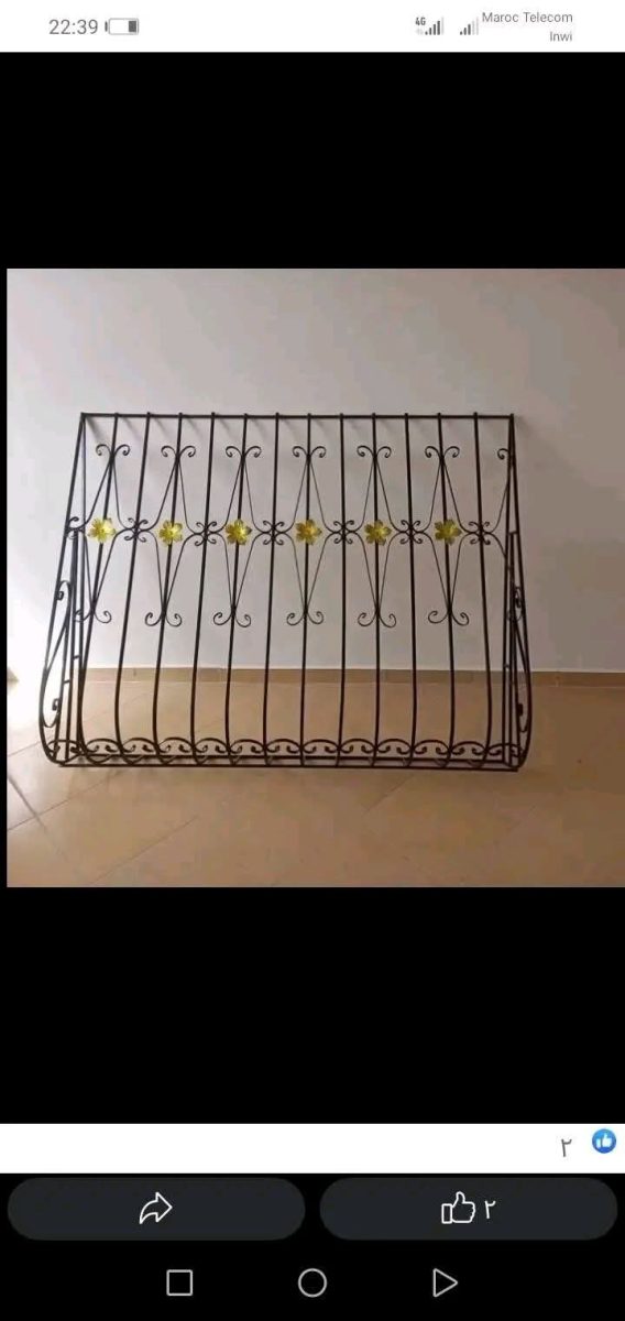 Grille de fenêtre bombée en fer forgé noir à fleurs dorées