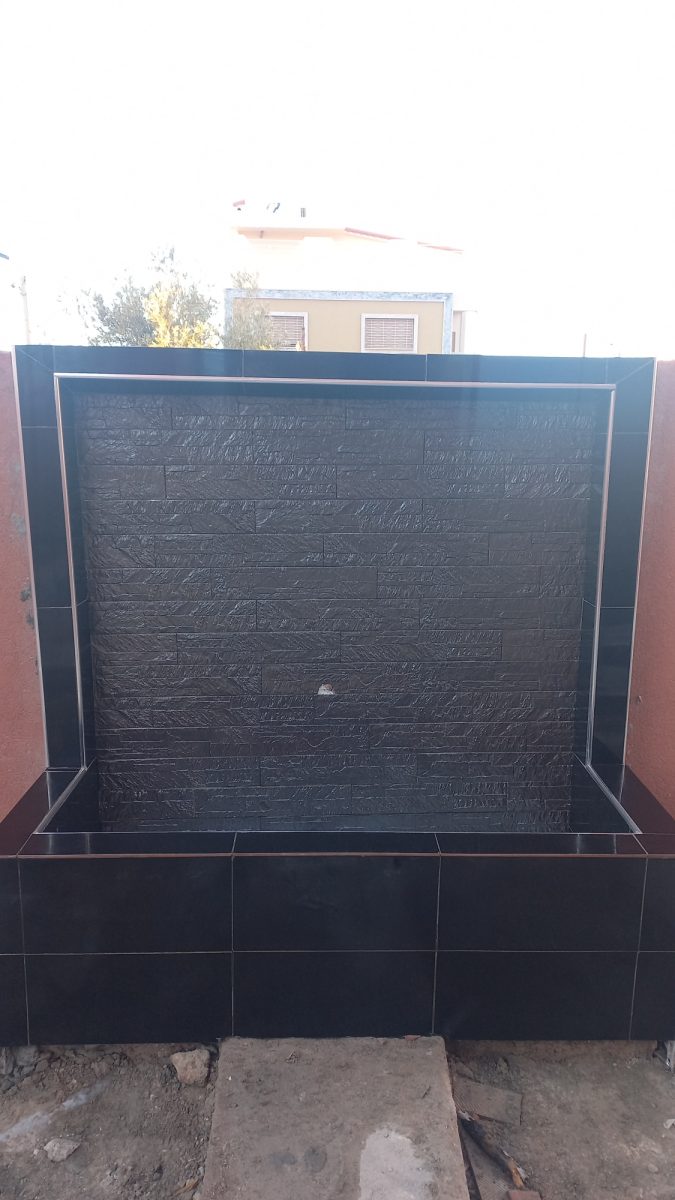 Mur d'eau carrelé noir a Beni Mellal