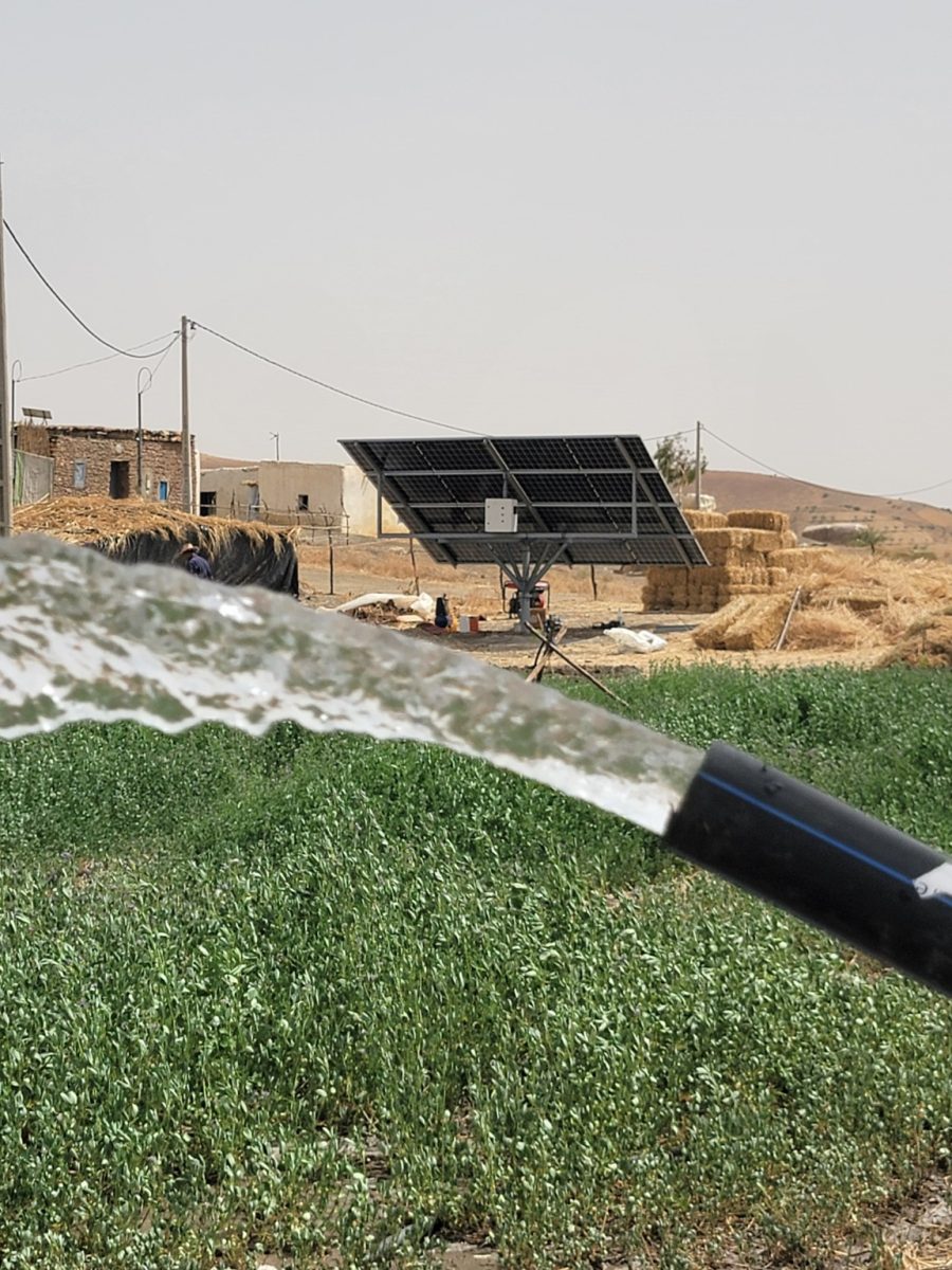 Panneaux solaires et irrigation en champ