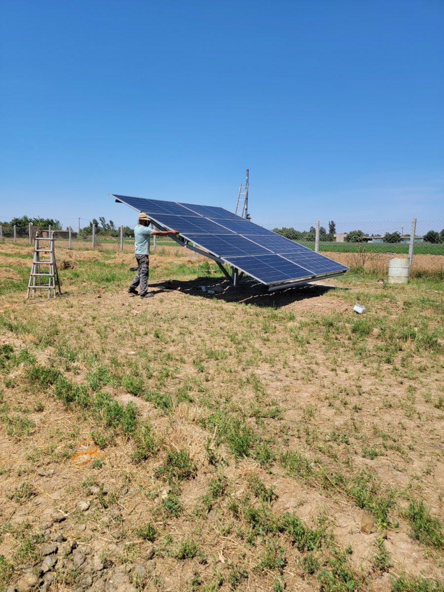 Installation d'un panneau solaire sur pied dans un champ
