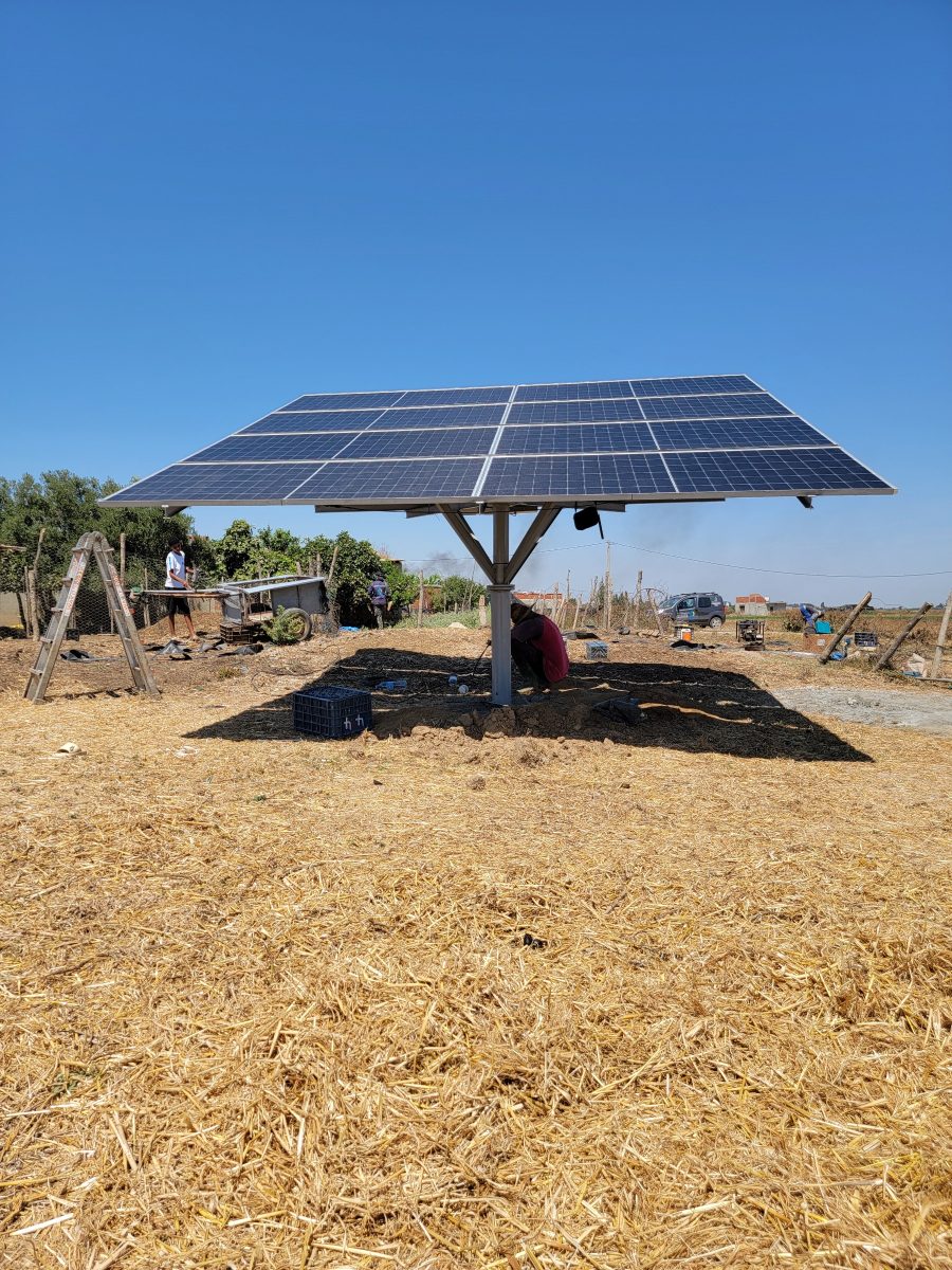 Panneaux solaires sur mât en champ a Beni Mellal