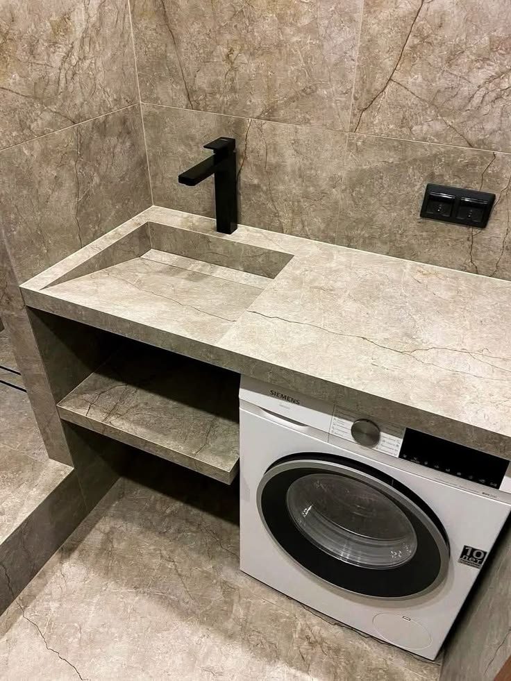 Plan vasque en pierre effet marbre gris au-dessus d'un lave-linge