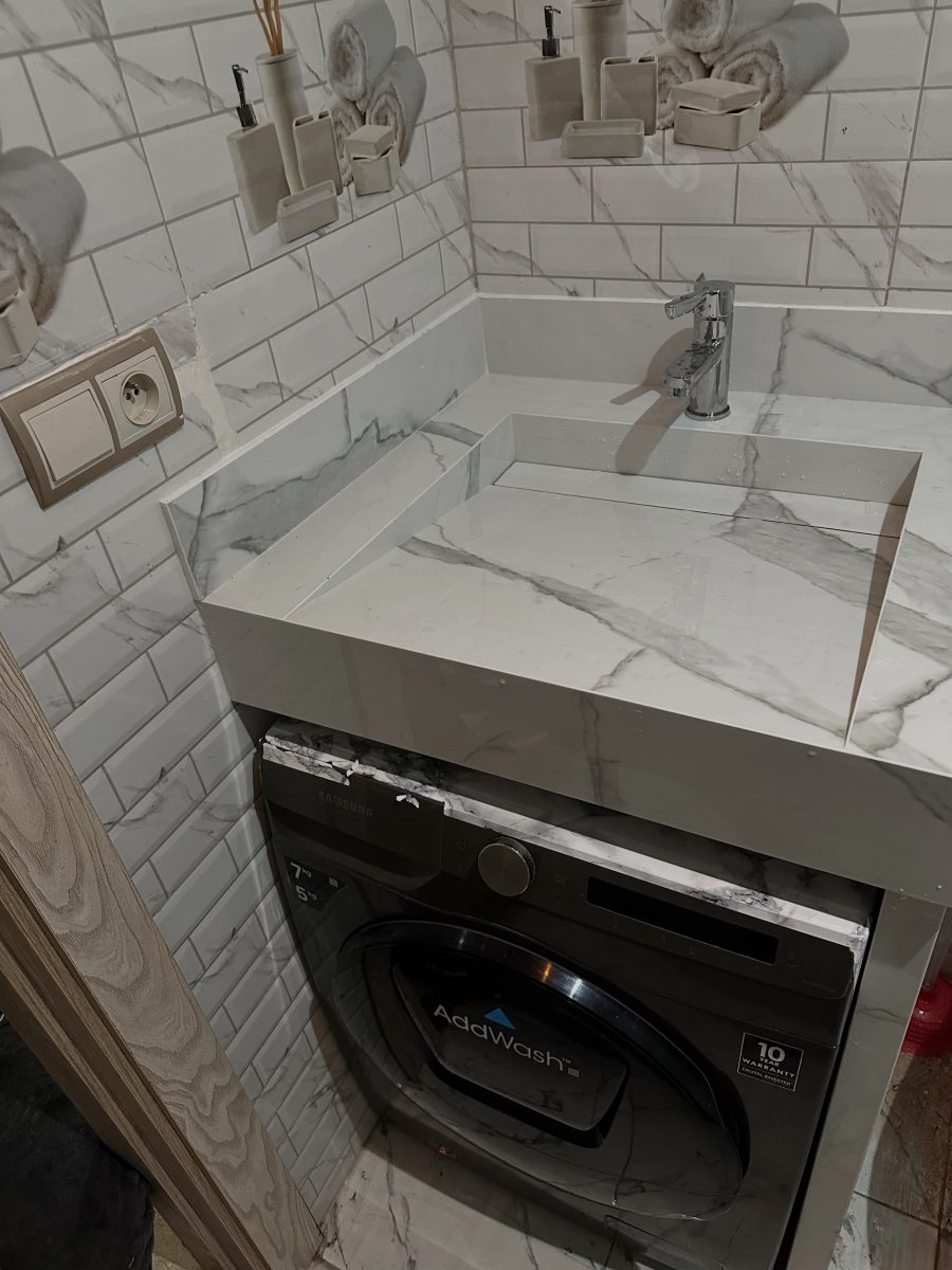 Plan vasque en pierre effet marbre au-dessus d'un lave-linge