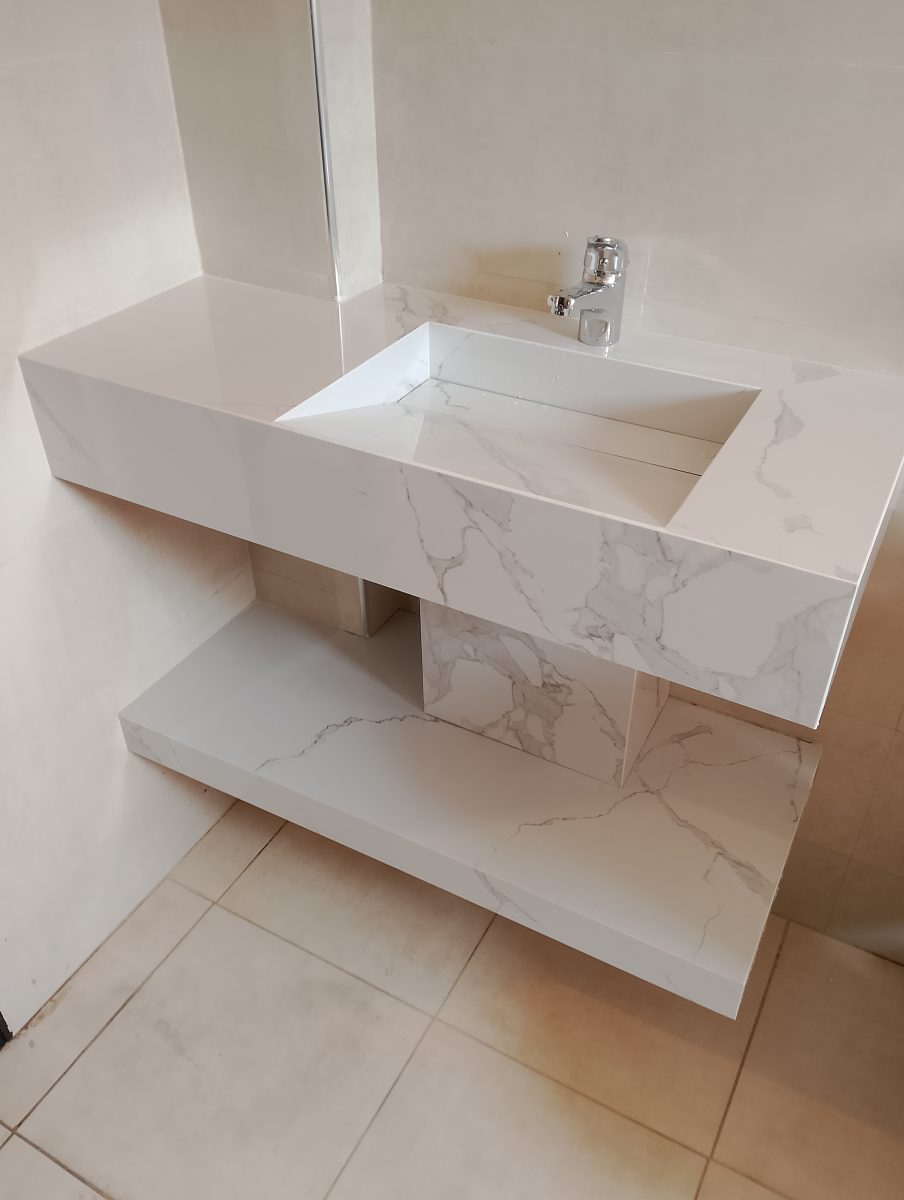 Plan vasque en pierre effet marbre Calacatta à vasque intégrée