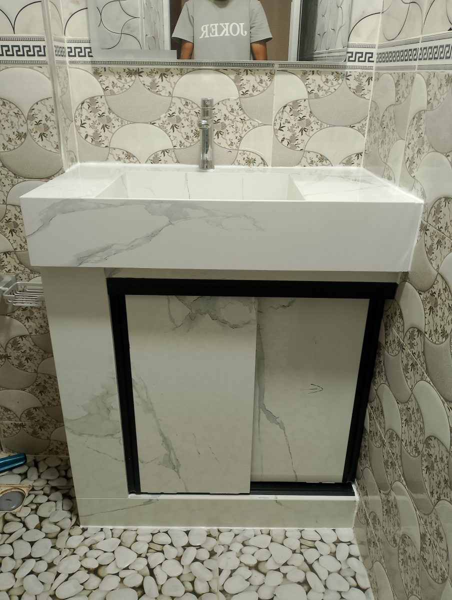 Meuble-vasque en marbre blanc à faïence à motifs