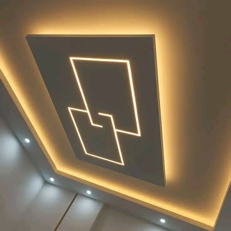 Faux plafond à panneau sombre et motif lumineux