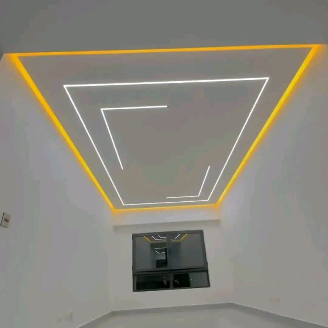 Faux plafond trapézoïdal à lignes lumineuses