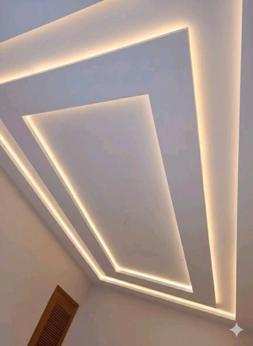Faux plafond à cadres trapézoïdaux emboîtés