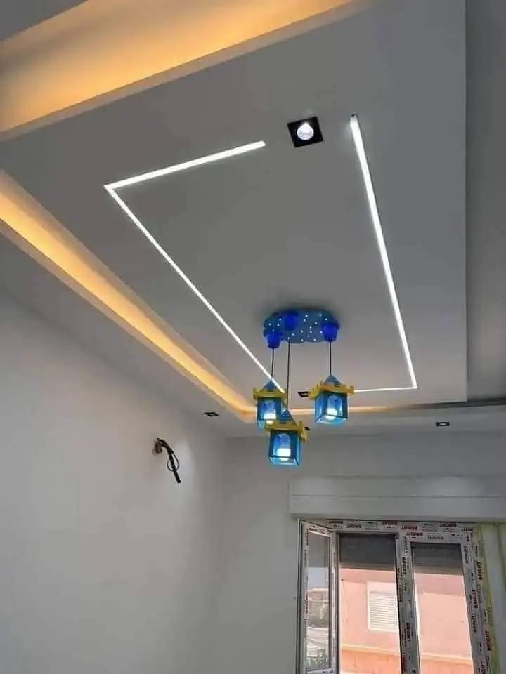 Faux plafond à cadre lumineux et suspension à lanternes
