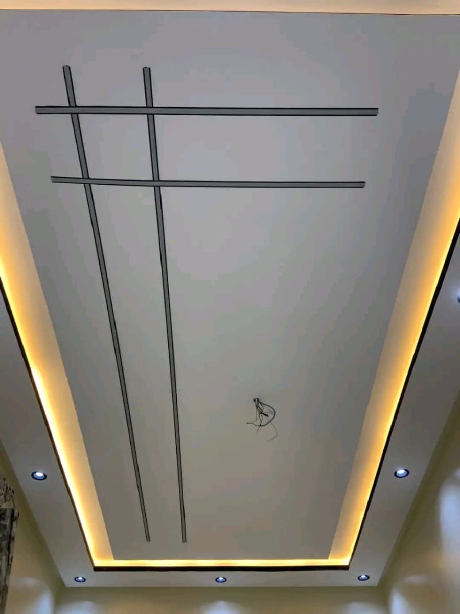 Faux plafond à éclairage indirect et lignes croisées