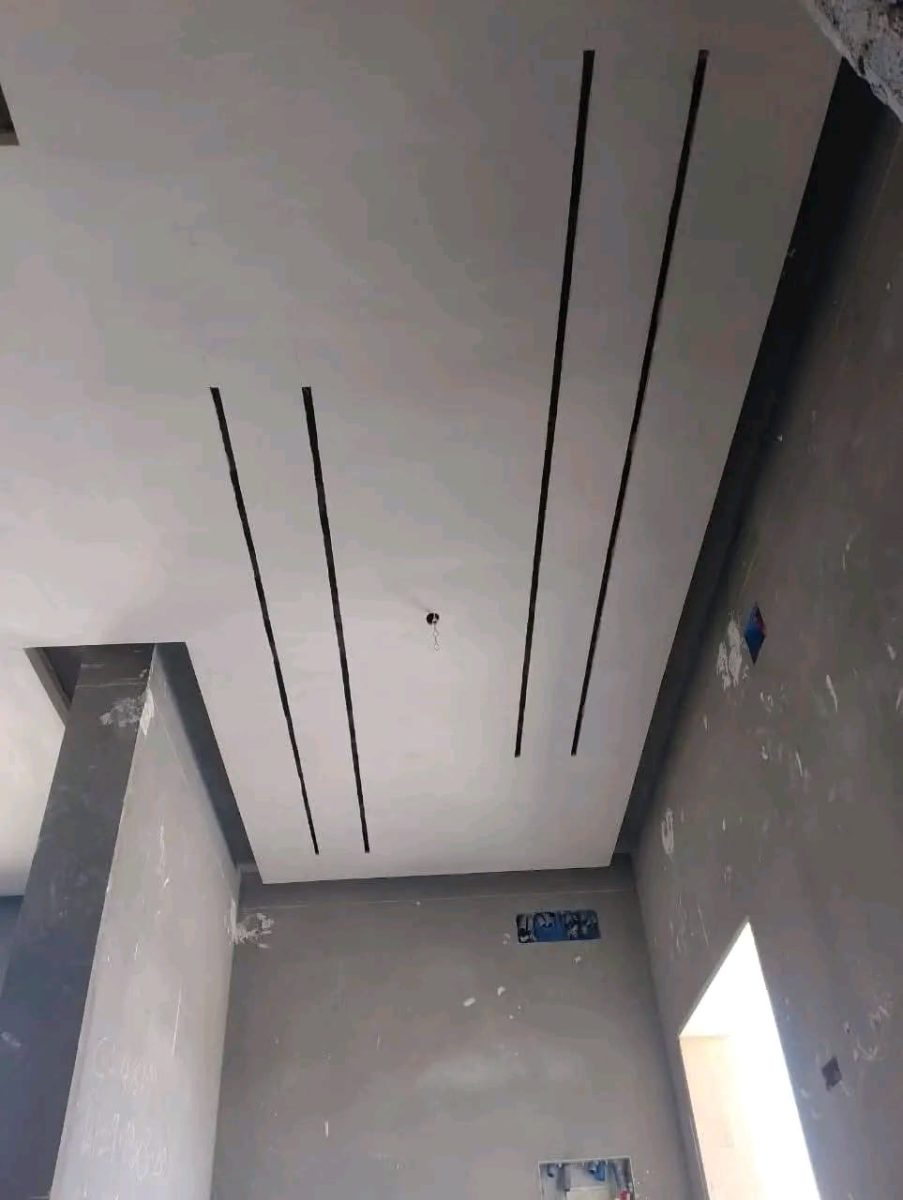 Faux plafond à réservations linéaires sombres