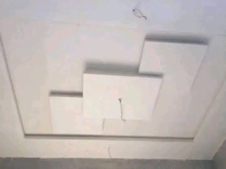 Faux plafond à relief étagé de rectangles décalés
