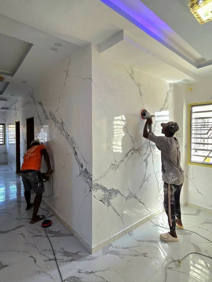 Polissage d'un mur effet marbre blanc