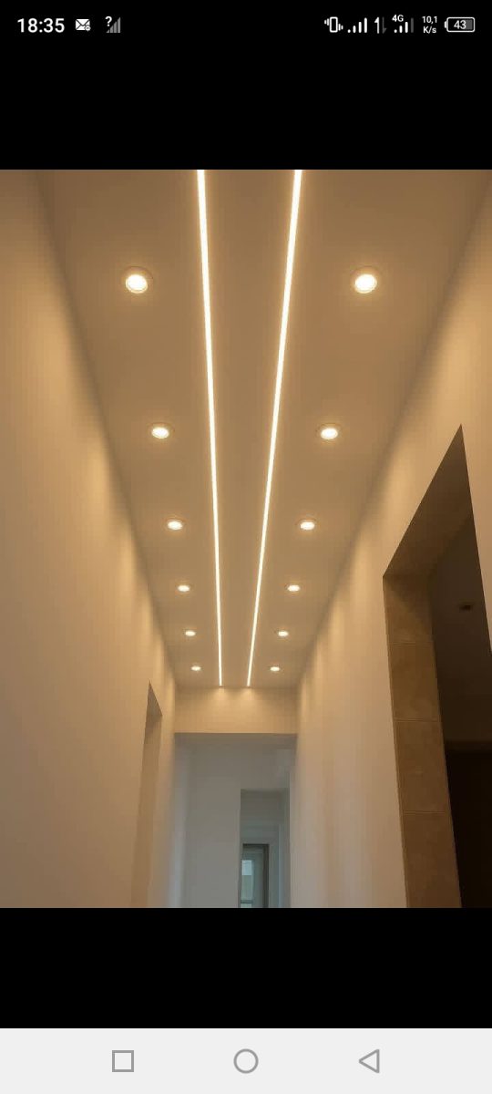 Faux plafond de couloir à lignes LED
