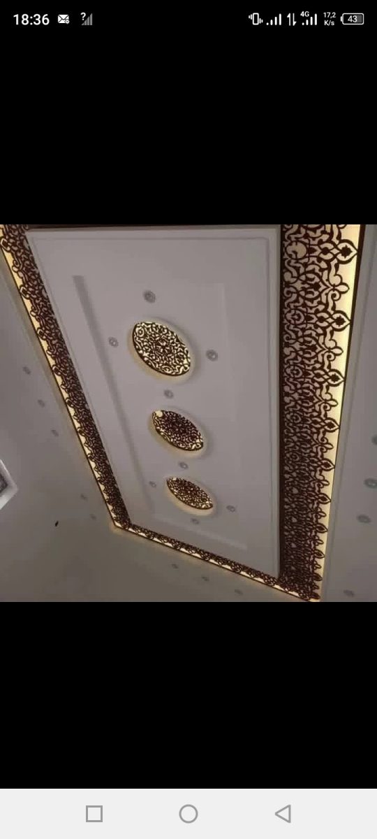 Faux plafond à frise arabesque