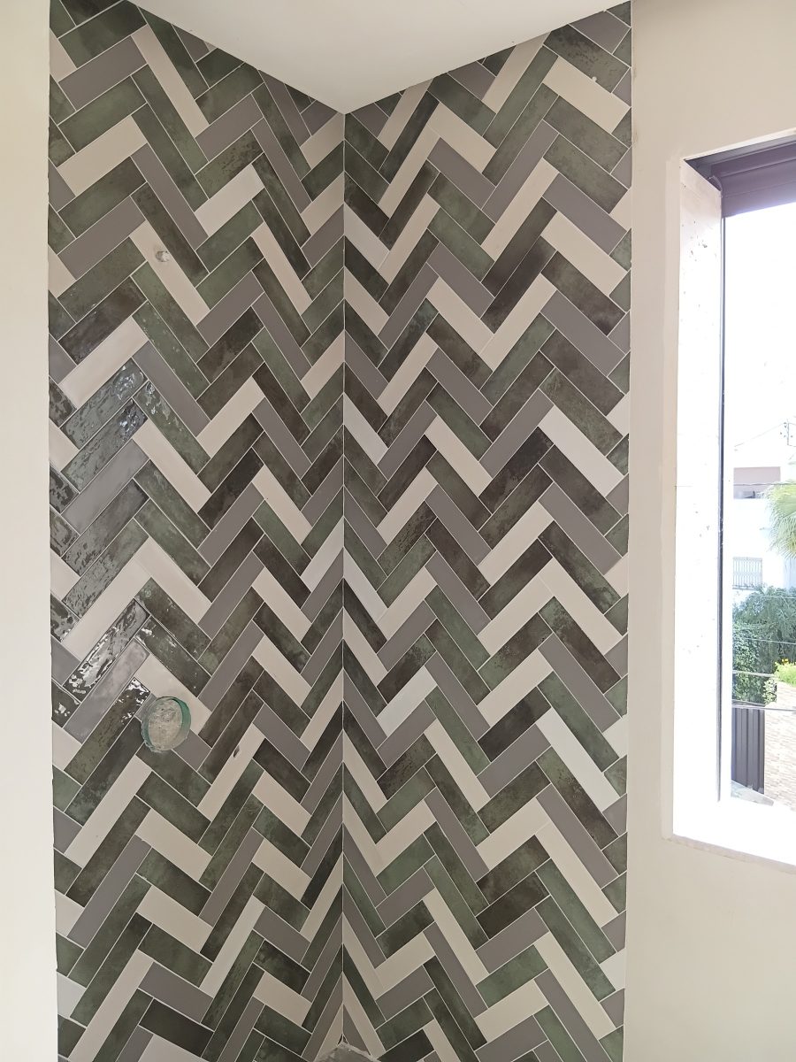 Carrelage mural en chevron