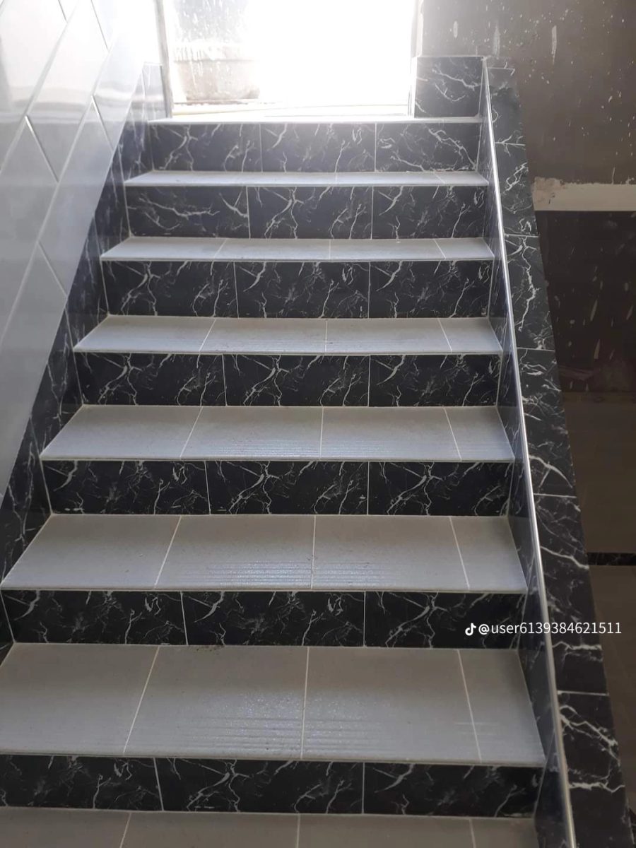 Escalier carrelé noir et clair