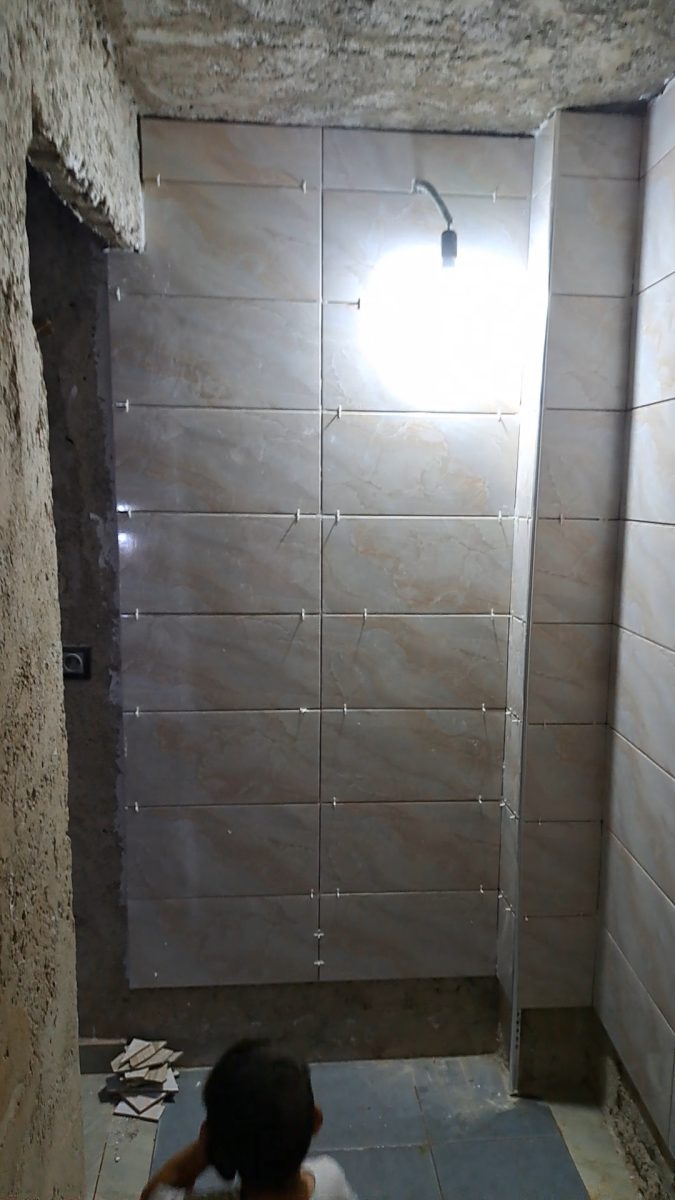 Carrelage mural effet marbre en pose