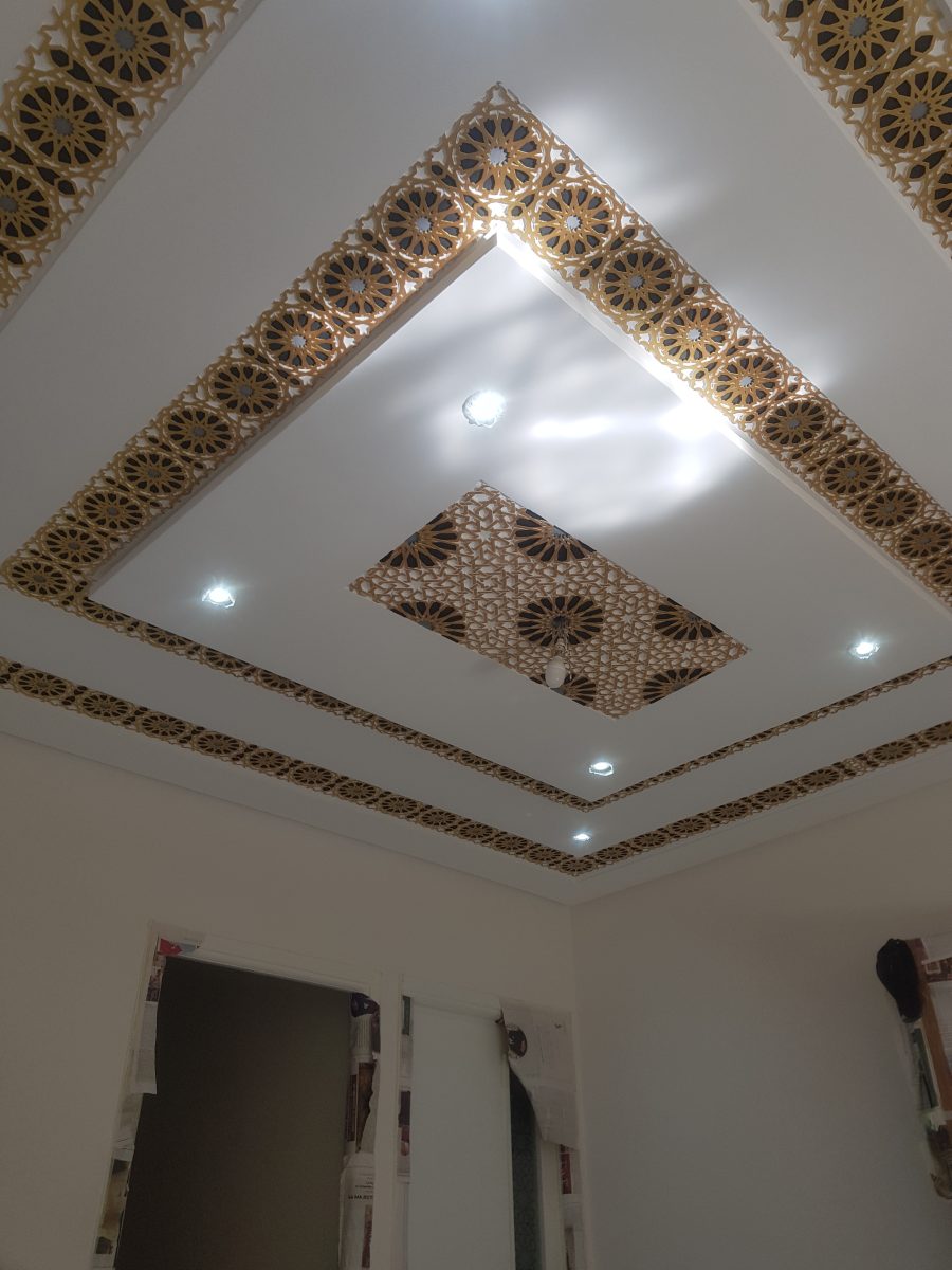 Plafond à panneaux arabesques ajourés rétro-éclairés