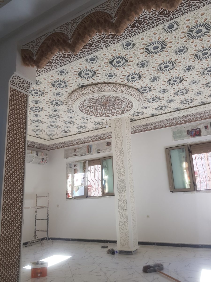 Plafond en plâtre sculpté à rosace et arche